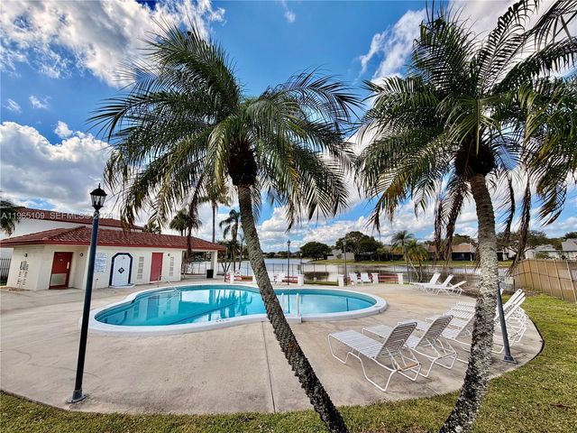 1086 N Hiatus Rd 1086, Pembroke Pines, FL 33026