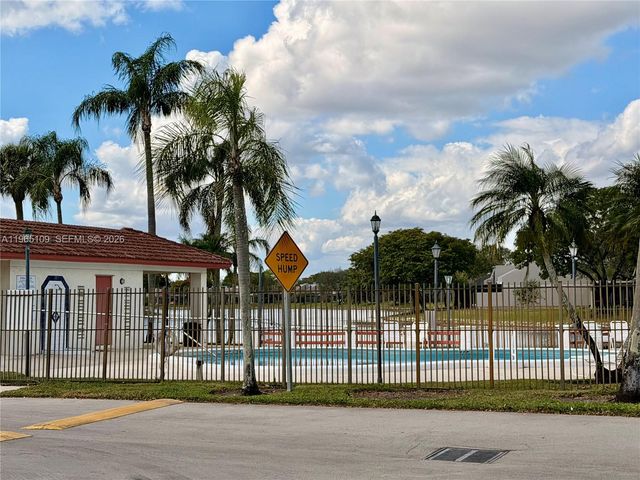 1086 N Hiatus Rd 1086, Pembroke Pines, FL 33026