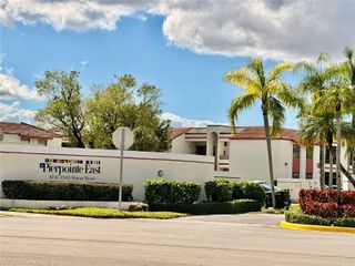 1086 N Hiatus Rd 1086, Pembroke Pines, FL 33026