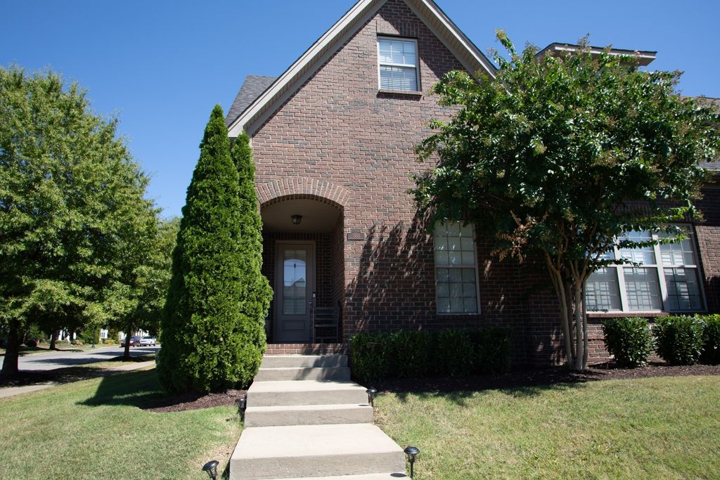 1103 S McMahan Dr, Gallatin, TN 37066
