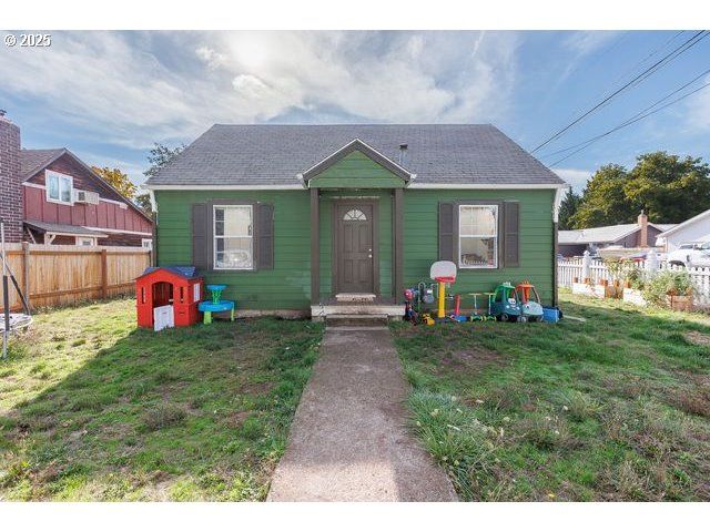 2303 LONG St, Sweet Home, OR 97386