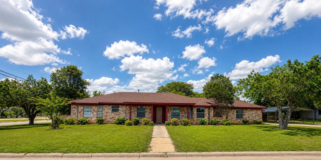 2401 Stephen Lee Drive, Fort Worth, TX 76119