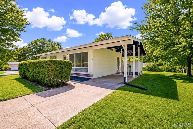 410 Hawthorn Avenue, St Charles, MO 63301
