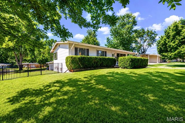 410 Hawthorn Avenue, St Charles, MO 63301