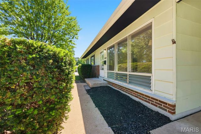 410 Hawthorn Avenue, St Charles, MO 63301