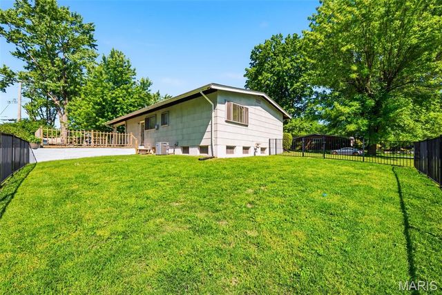 410 Hawthorn Avenue, St Charles, MO 63301
