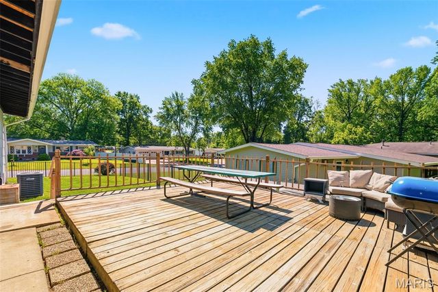 410 Hawthorn Avenue, St Charles, MO 63301