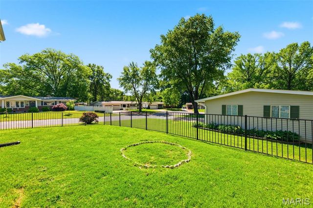 410 Hawthorn Avenue, St Charles, MO 63301