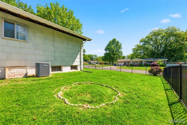 410 Hawthorn Avenue, St Charles, MO 63301