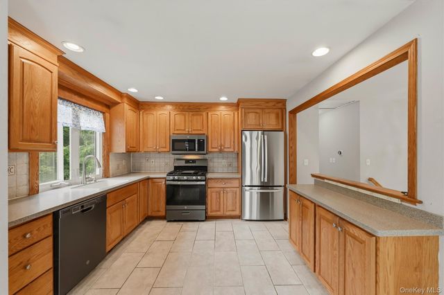 39 Raker Road, Poughkeepsie, NY 12603