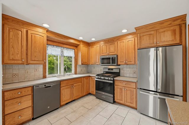 39 Raker Road, Poughkeepsie, NY 12603
