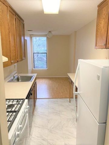 32 Shrewsbury Green Dr J, Shrewsbury, MA 01545