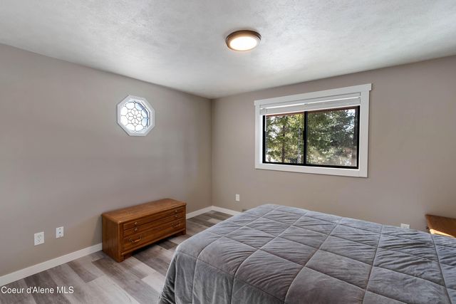 176 Swan Shores Dr, Sagle, ID 83860