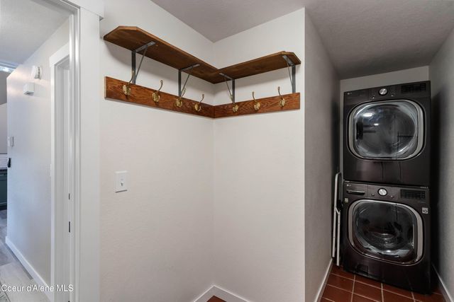 176 Swan Shores Dr, Sagle, ID 83860