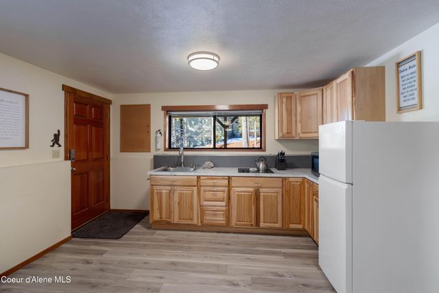 176 Swan Shores Dr, Sagle, ID 83860