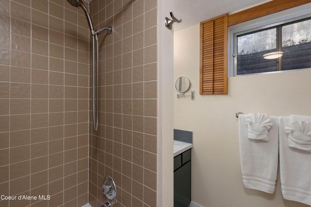 176 Swan Shores Dr, Sagle, ID 83860