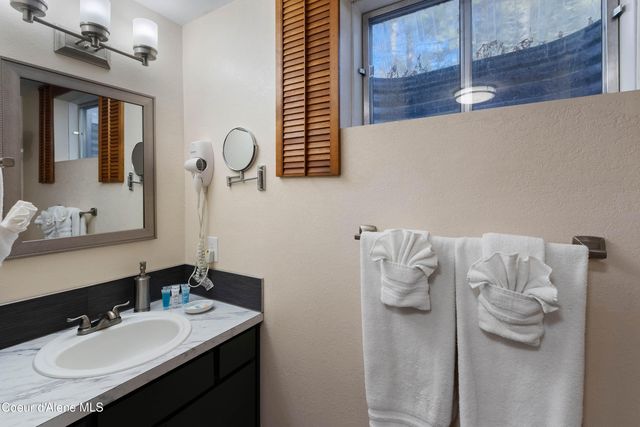 176 Swan Shores Dr, Sagle, ID 83860