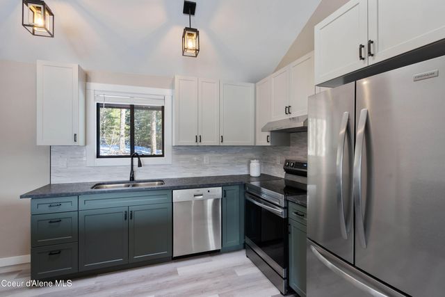 176 Swan Shores Dr, Sagle, ID 83860