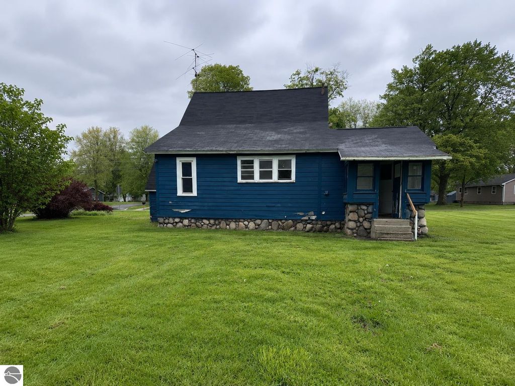 Image 11 of property listing at 125 N Chippewa, Shepherd, MI 48883