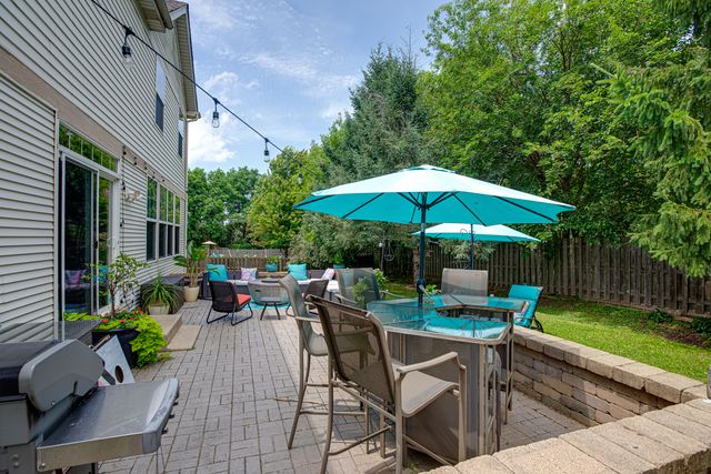 385 POST OAK Circle, West Chicago, IL 60185