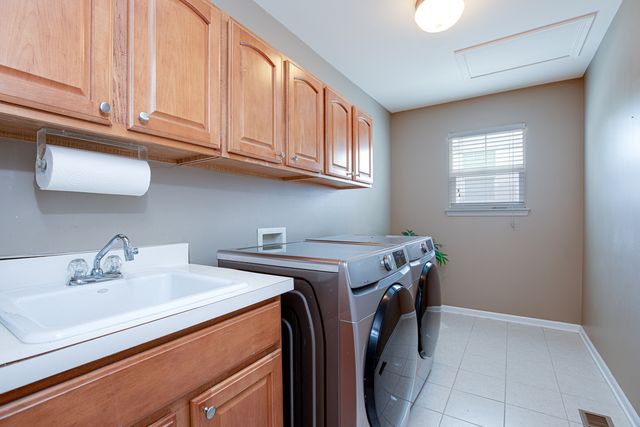 385 POST OAK Circle, West Chicago, IL 60185