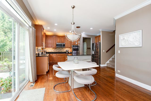 385 POST OAK Circle, West Chicago, IL 60185