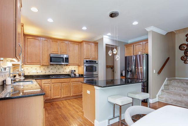 385 POST OAK Circle, West Chicago, IL 60185