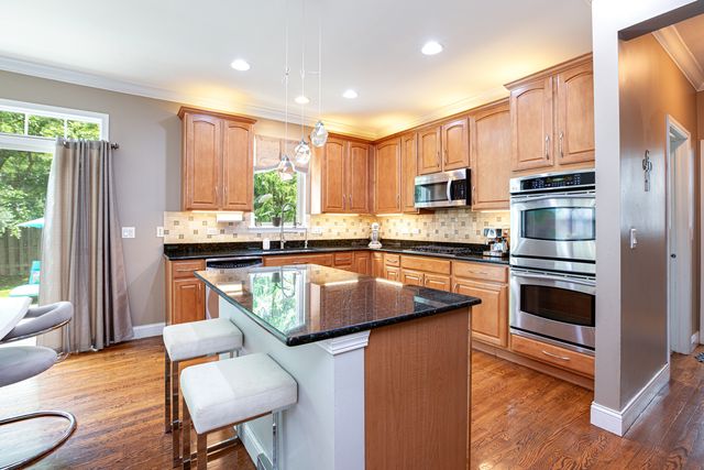 385 POST OAK Circle, West Chicago, IL 60185