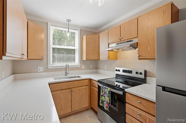 634 E Lewiston Avenue, Ferndale, MI 48220