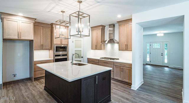 7 Stone Creek Drive, East Greenbush, NY 12061