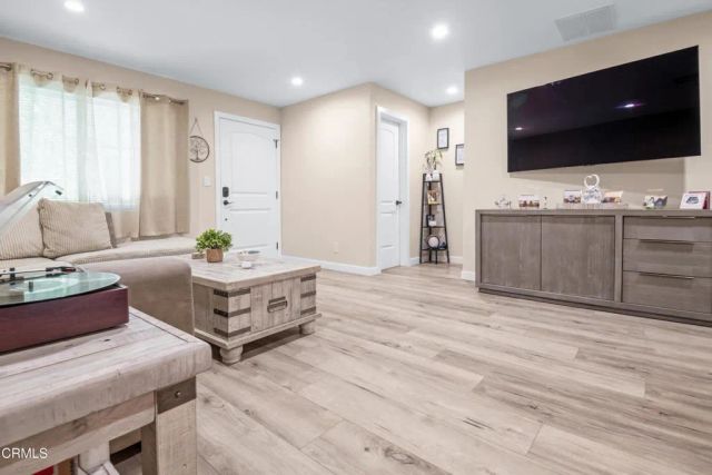 20224 Cohasset Street 12, Winnetka, CA 91306