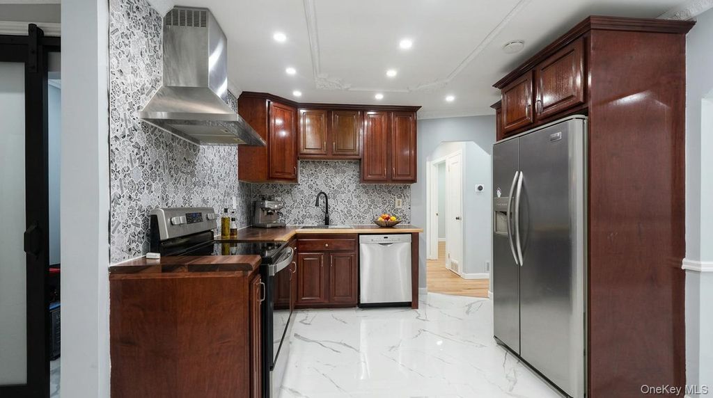 21 Linden Boulevard, Hicksville, NY 11801 — photo 5