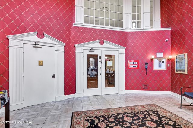 5800 Coach Gate Wynde APT 268, Louisville, KY 40207