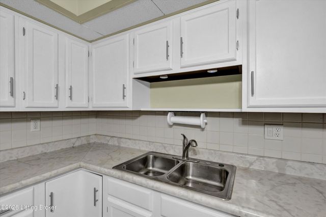 5800 Coach Gate Wynde APT 268, Louisville, KY 40207