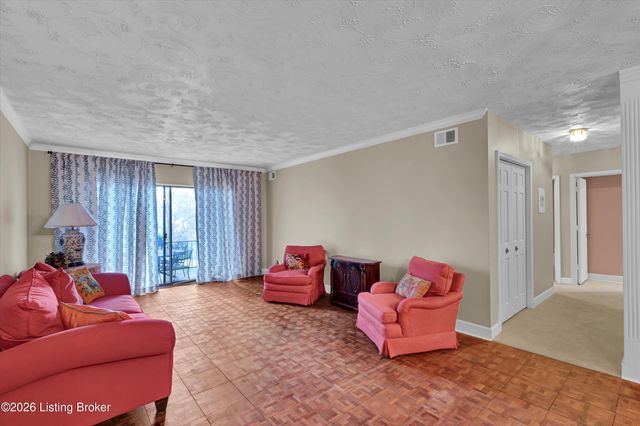 5800 Coach Gate Wynde APT 268, Louisville, KY 40207