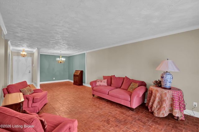 5800 Coach Gate Wynde APT 268, Louisville, KY 40207