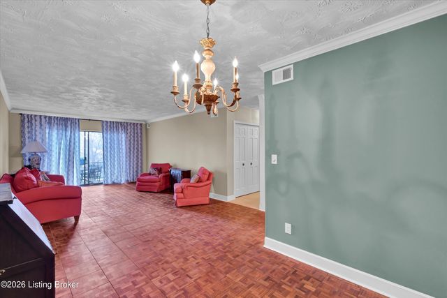 5800 Coach Gate Wynde APT 268, Louisville, KY 40207