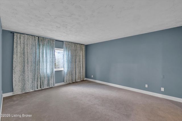 5800 Coach Gate Wynde APT 268, Louisville, KY 40207