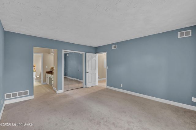 5800 Coach Gate Wynde APT 268, Louisville, KY 40207