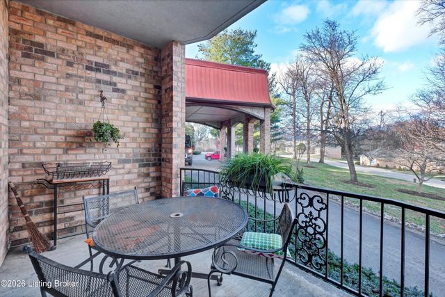 5800 Coach Gate Wynde APT 268, Louisville, KY 40207