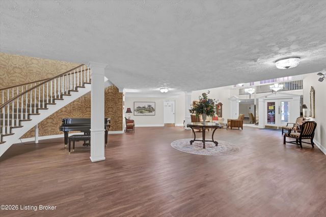 5800 Coach Gate Wynde APT 268, Louisville, KY 40207