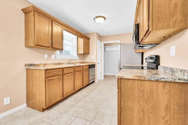 2281 Dewitt Dr, Clarksville, TN 37043