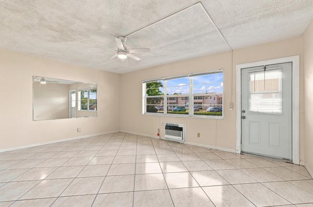 98 Norwich E, West Palm Beach, FL 33417
