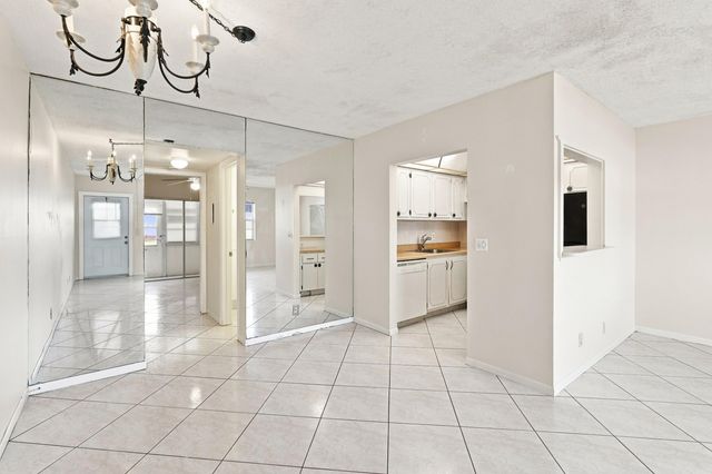 98 Norwich E, West Palm Beach, FL 33417