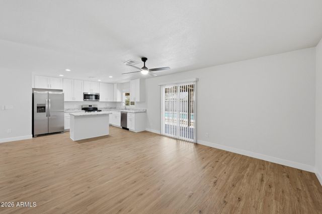 9001 W CINNABAR Avenue, Peoria, AZ 85345