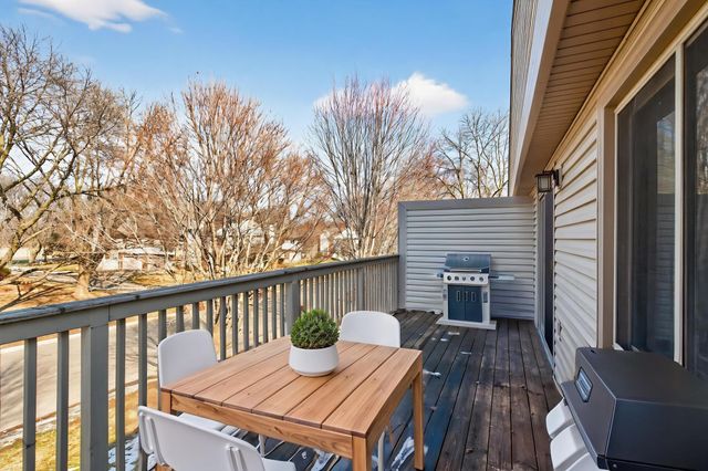 2511 Rose Avenue E, Maplewood, MN 55119