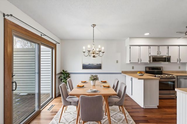 2511 Rose Avenue E, Maplewood, MN 55119