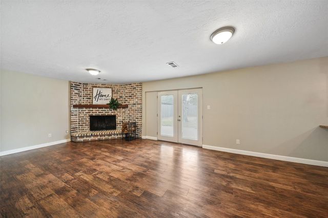 301 Mimosa Drive, Hitchcock, TX 77563