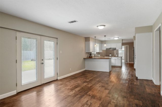 301 Mimosa Drive, Hitchcock, TX 77563