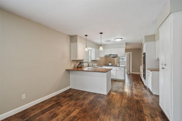 301 Mimosa Drive, Hitchcock, TX 77563